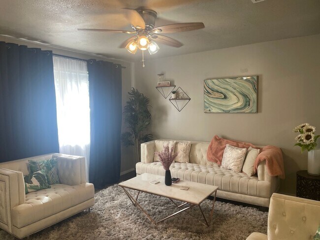 Foto del edificio - 3 Bedrooms Fully Furnished