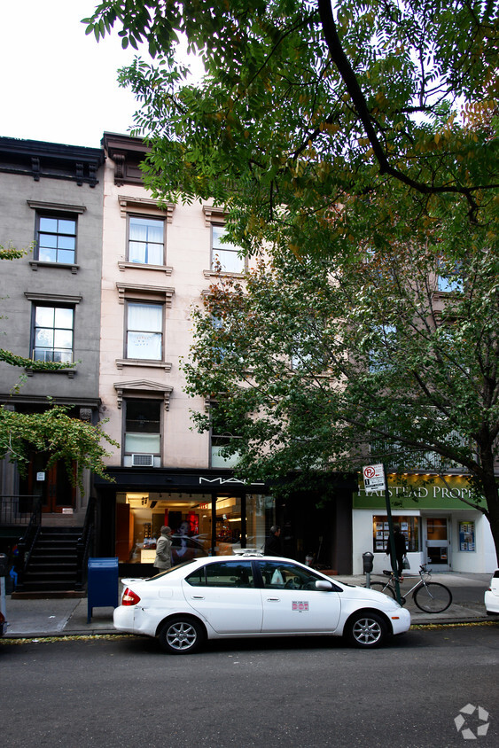 Primary Photo - 152 Montague St