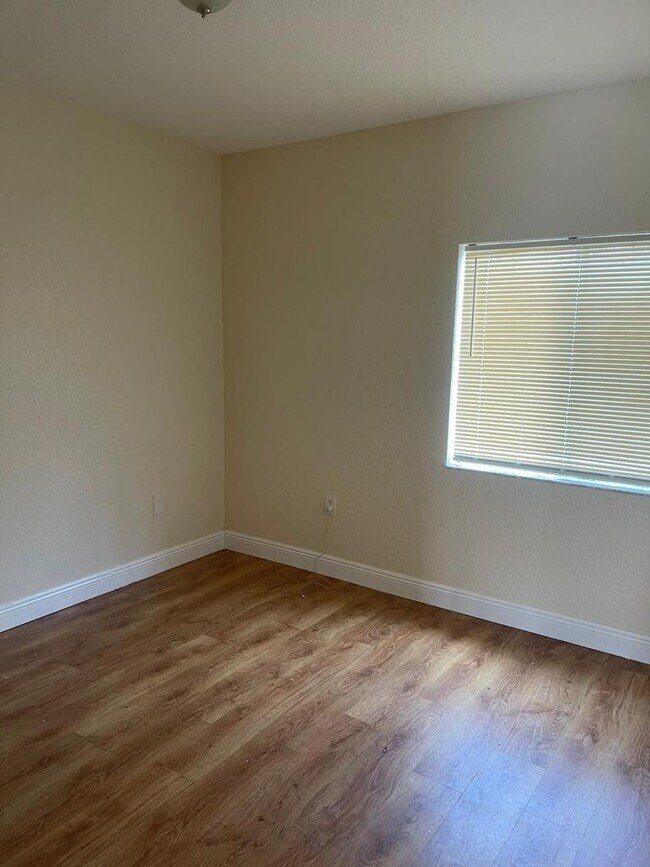 Building Photo - 1055 Golden Lakes Blvd