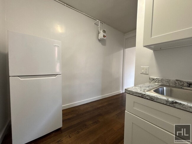 Building Photo - YORK AVENUE