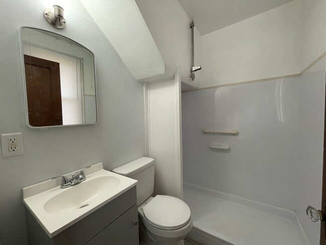 Building Photo - 619 Highland Ave