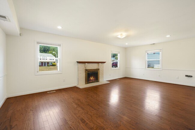 Foto del edificio - A 4 BEDROOM 2.5 BATH DREAM COME TRUE IN POINTER RIDGE AT COLLINGTON!