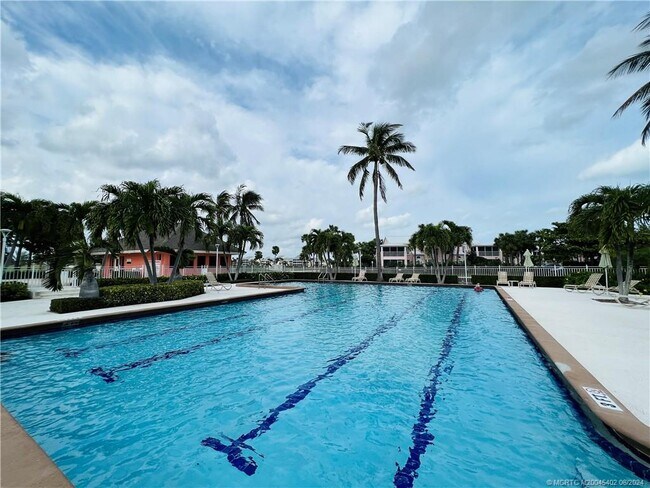 Foto del edificio - 221 NE Plantation Rd