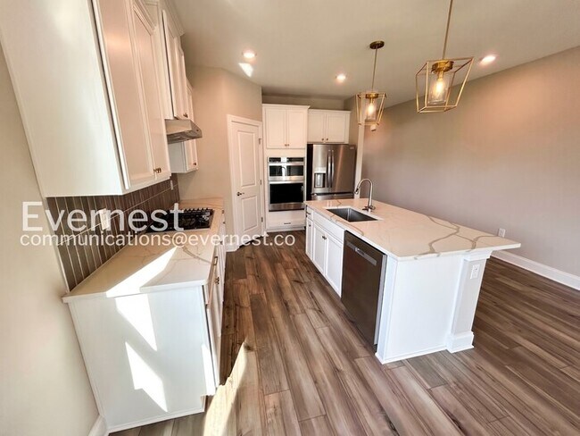 Foto del edificio - Modern Comfort Meets Community Charm with Garage  / 4 Beds & 3.5 baths / Available Now!