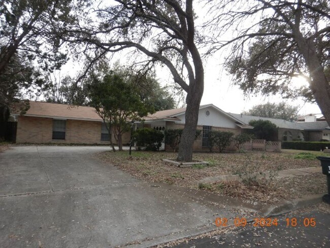 Foto del edificio - Spacious 4 bedroom 2 bath home in Camelot II