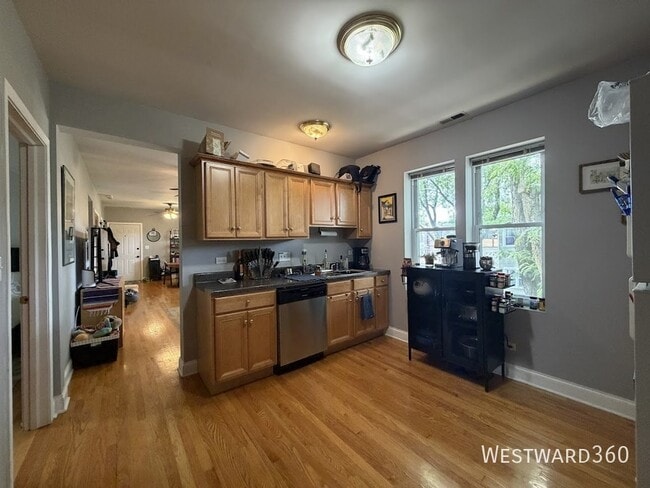 Foto del edificio - 2239 W Cornelia Ave