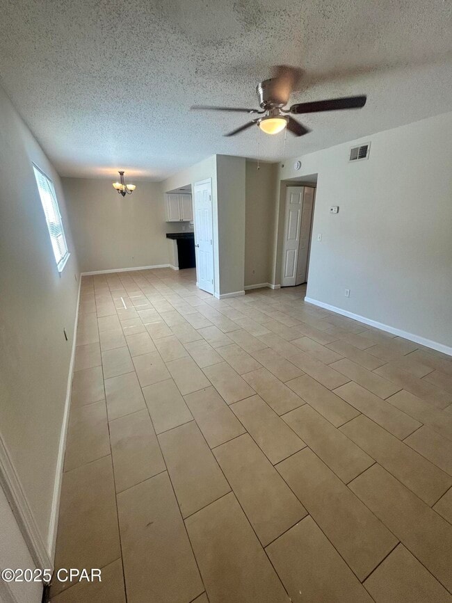 Foto del edificio - 3914 E 11th St