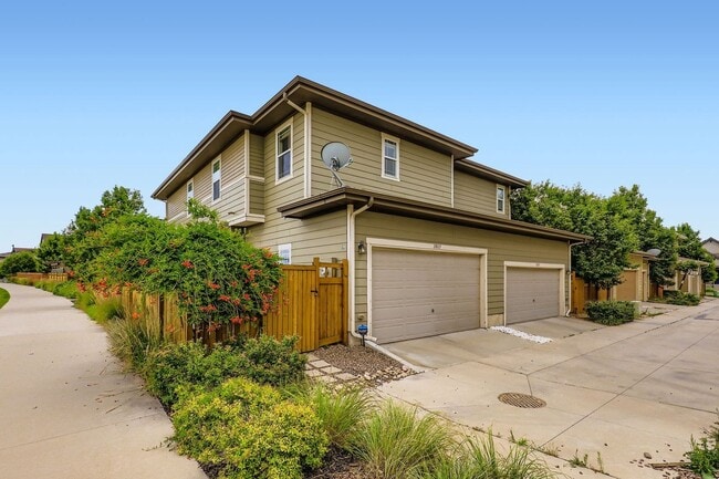 Building Photo - Charming 3 Bedroom