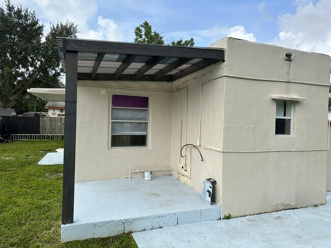 Building Photo - 5811 Pierce St