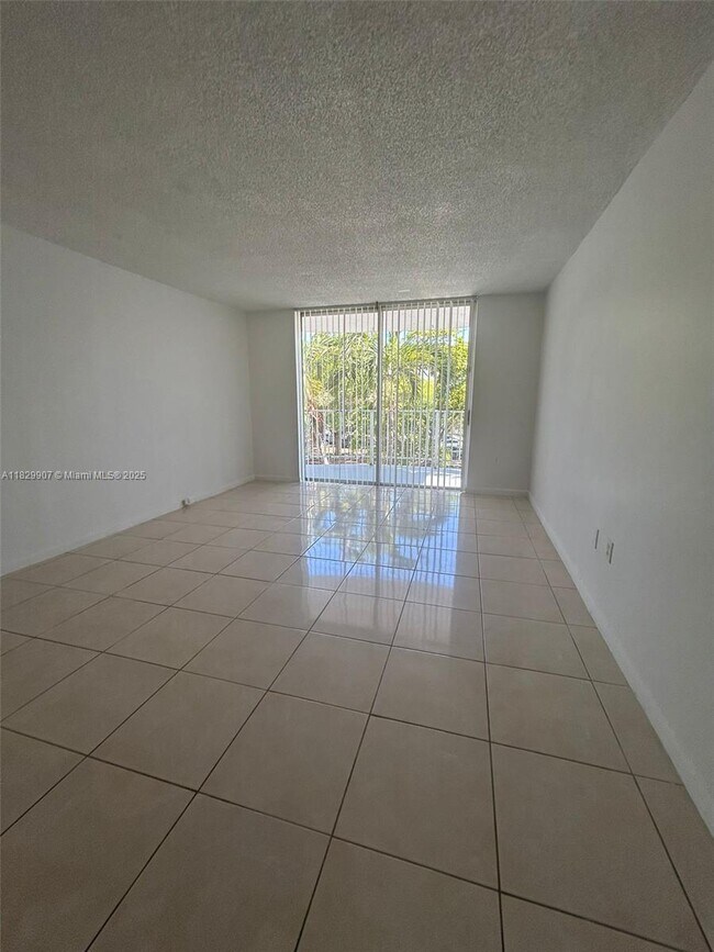 Foto del edificio - 496 NW 165th St