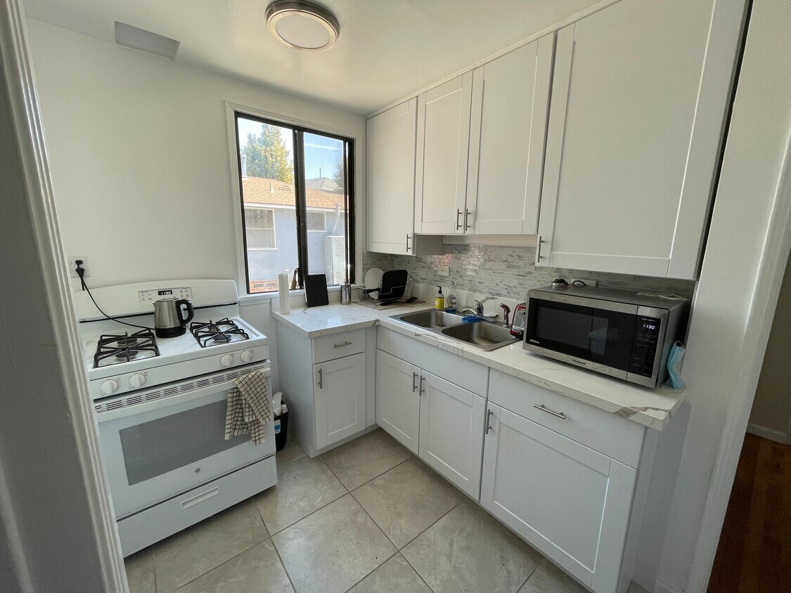 Foto principal - 8218 Kittyhawk Ave