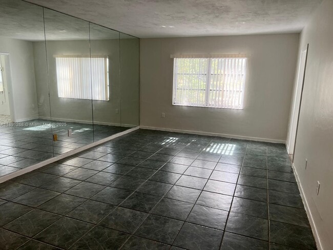 Foto del edificio - 18700 NE 3rd Ct