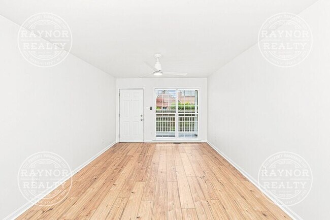 Building Photo - 2102 W Knox St