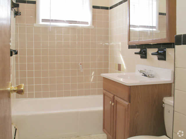 Primer cuarto de baño - Deerfield Park Apartments