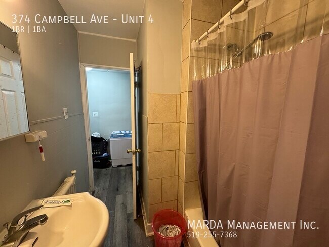Photo du bâtiment - COZY 1+1 BED/ 1 BATH UPPER UNIT WEST END ALL-INCLUSIVE!