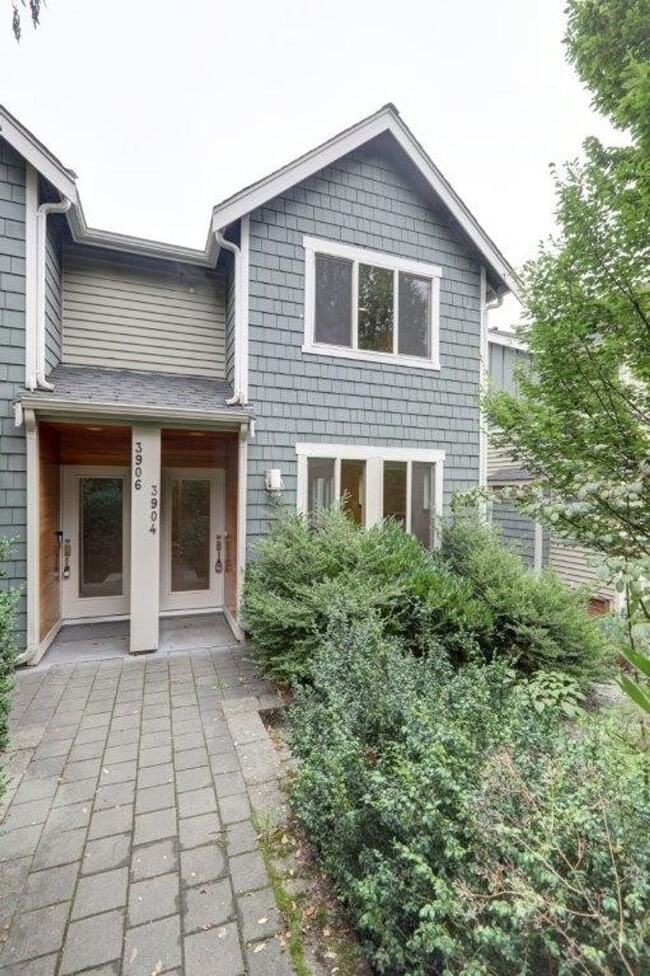 Building Photo - Stunning 3bd, 2.5ba Townhome Available in ...