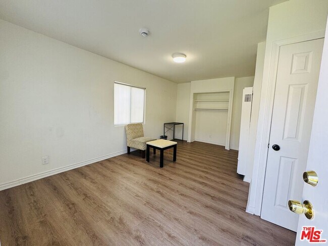 Building Photo - 640 W 81st St