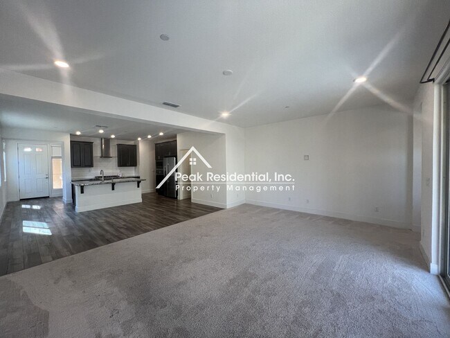 Foto del edificio - Updated 4bd/2ba Home with 2 Car Garage
