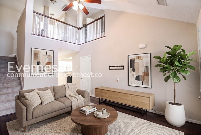 Building Photo - Spacious Home with Fenced Yard and Garage