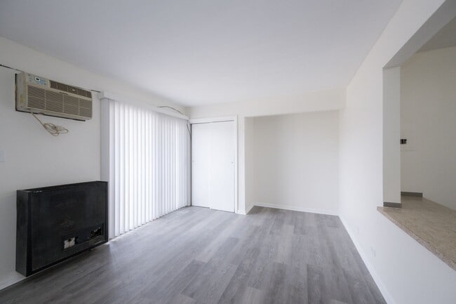 Building Photo - 15302-05 Knox-