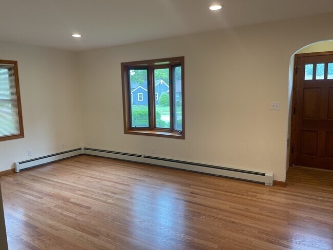 Building Photo - 326 Schryver Ave