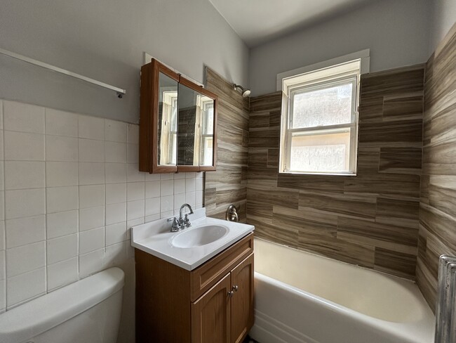 Foto del edificio - 6956 N Ashland Ave