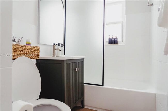 Foto del edificio - 1075 NE 120th St