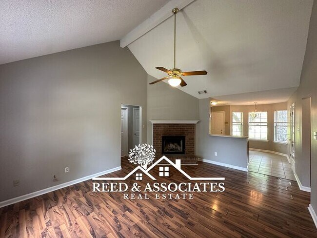 Foto del edificio - Charming Home Located on Large Corner Lot!