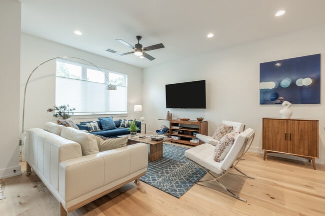 Building Photo - 712 Vargas Rd