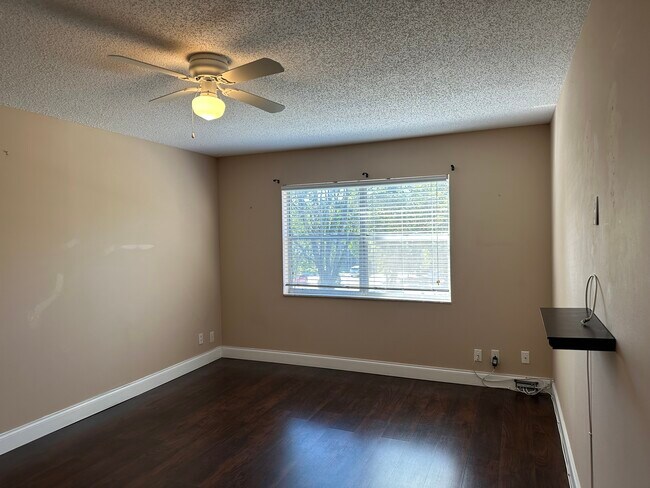 Foto del edificio - 5961 N Falls Circle Dr