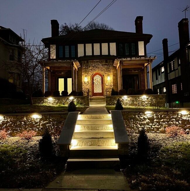 Hermoso edificio histórico remodelado - 3514 Mooney Ave