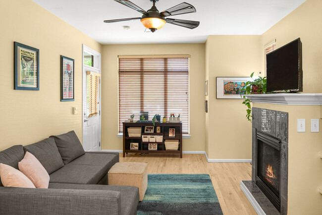 Sala de estar - 1655 N Humboldt St