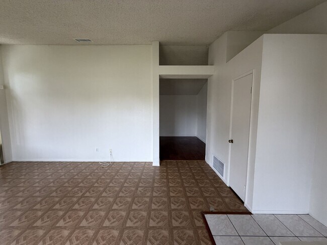 Building Photo - Available Now Spacious 5 Bedroom in Bloomington