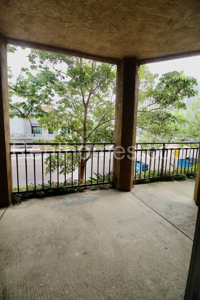 Building Photo - 510 Camino De La Reina