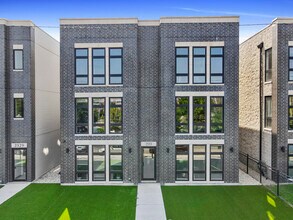 Building Photo - 2533 W Congress Pkwy