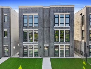 Building Photo - 2533 W Congress Pkwy