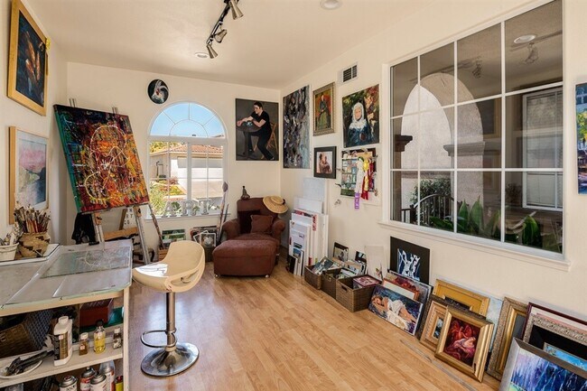 Foto del edificio - Gated corner lot home walking distance to the beach