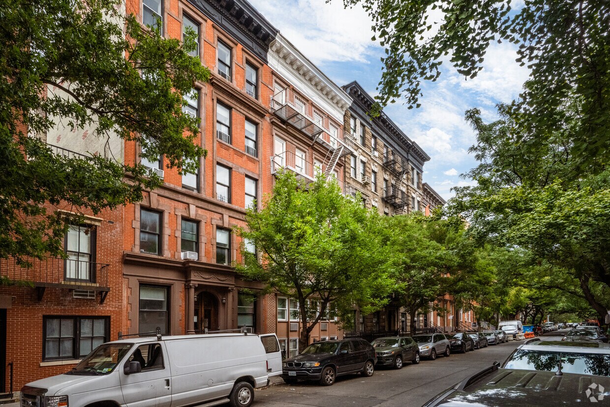 Foto principal - 281 W 11th St
