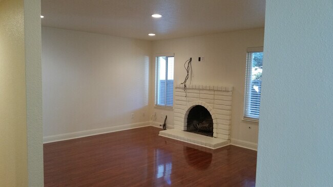 Foto del edificio - 316 N Riverside Dr