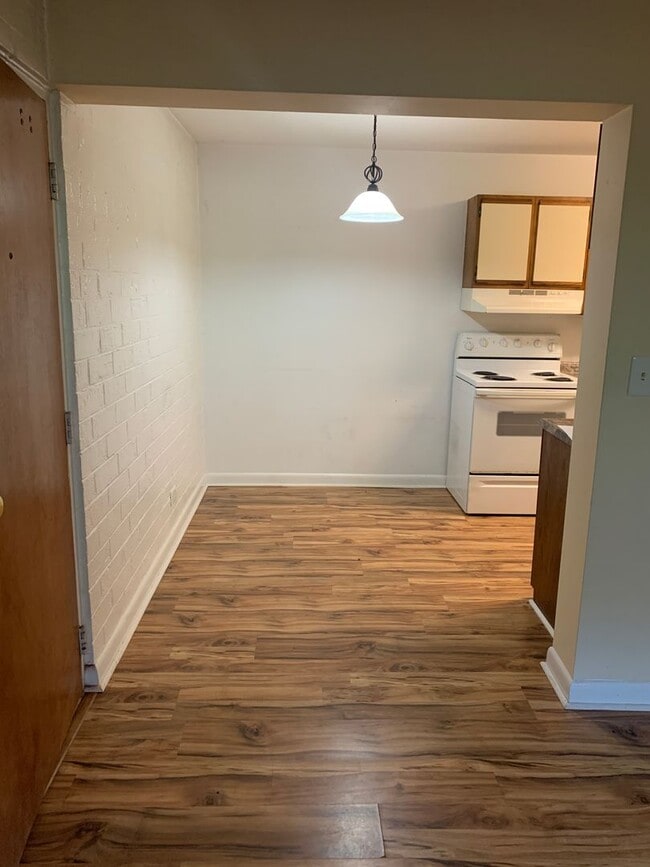 Building Photo - 1800 JPA - 2 bedroom/1 bath available 8/17/24