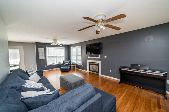 Building Photo - 72 Viking Dr