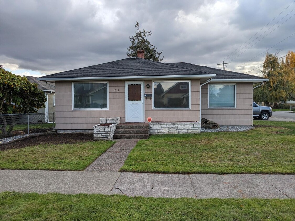 Foto principal - **PENDING APP**Spacious 3 Bed 1.5 Bath hom...