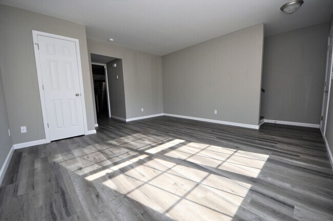 Building Photo - 5 Apache-