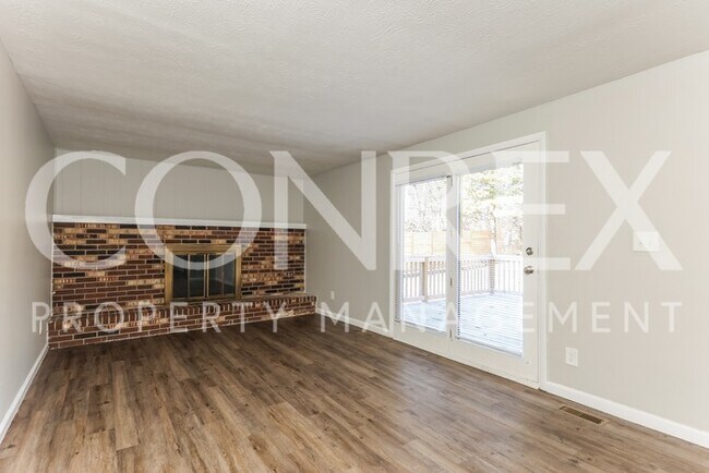 Foto del edificio - Wonderful Multi Level Home Located On A Cu...