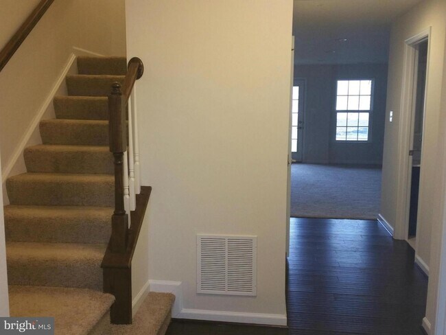 Building Photo - 3 Level Townhouse in the sought after Lint...