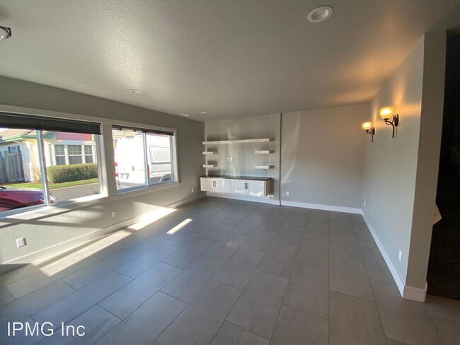 Building Photo - 2096 Lake Shore Dr