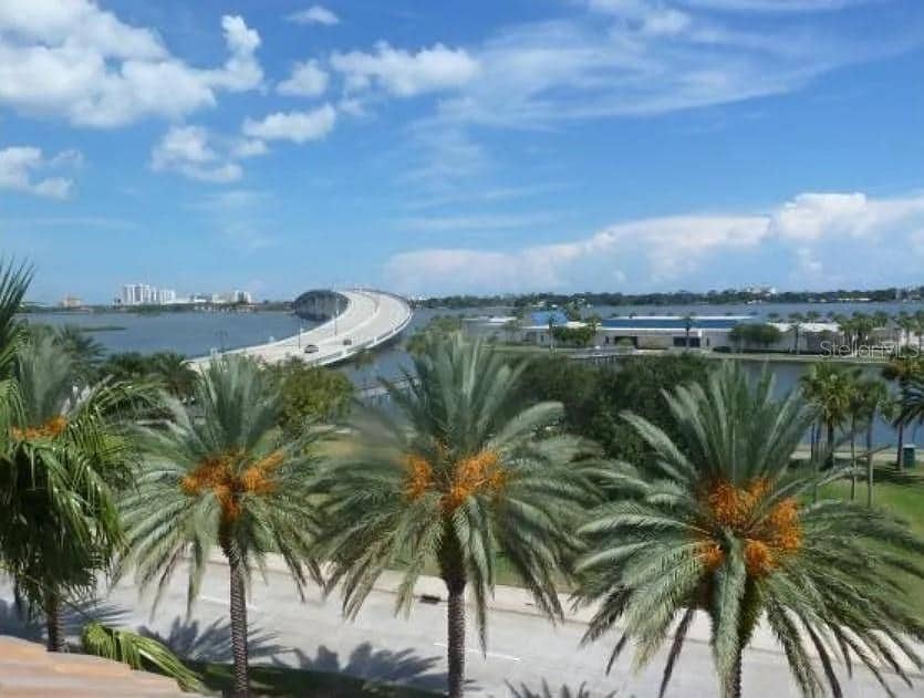 Foto del edificio - 128 S Beach St