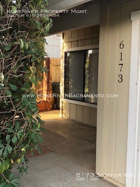 Building Photo - Cozy patio, fireplace and spacious duplex.