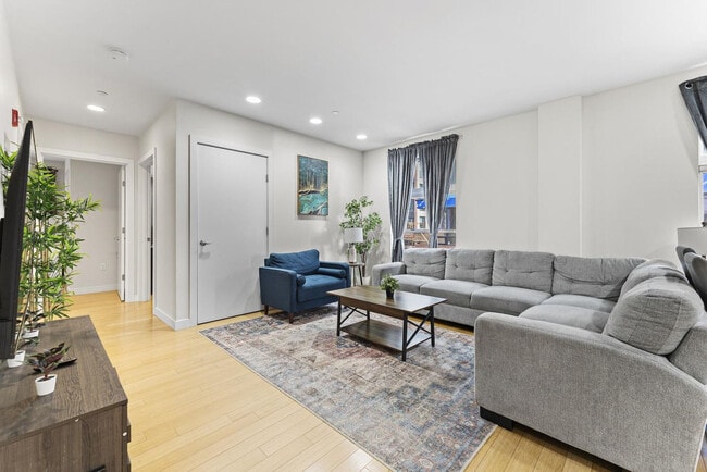 Building Photo - 601 Albany St