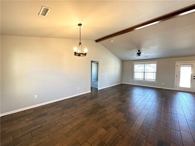 Building Photo - 816 Custer St